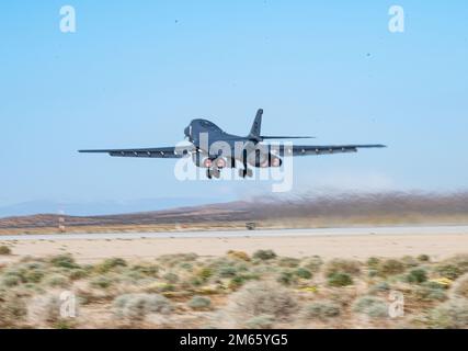 Un B-1B Lancer decade da Edwards AFB a Tinker AFB per il PDM programmato Foto Stock