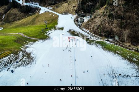 RAURIS - Drone immagine degli sciatori sulle piste del comprensorio sciistico di Rauris, nello stato austriaco del Salzburgerland. A causa delle temperature più elevate, quest'anno c'è meno neve e la qualità della neve che c'è è è peggiore. ANP JEFFREY GROENEWEG olanda fuori - belgio fuori Foto Stock
