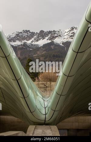 Vista sulla catena montuosa Nordkette dalla stazione di Hungerburg, funicolare a Innsbruck, Austria. Funicolare che collega il quartiere cittadino di Hunge Foto Stock