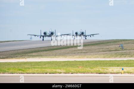 Due Taxi A-10C Thunderbolt IIS lungo la pista durante l'esercizio Agile Tiger sulla base dell'aeronautica militare Whiteman, Missouri, 5 aprile 2022. Esercizio Agile Tiger è stato un esercizio di formazione sull'interoperabilità condotto da 509th che ha combinato e affinato le competenze di Active Duty, Guard e Reserve U.S. Forze militari per garantire la preparazione ai combattimenti. Foto Stock