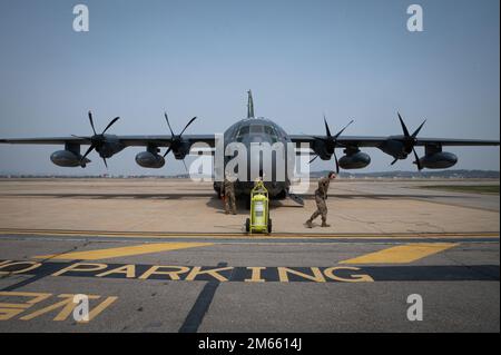 Gli aerei assegnati al 79th Rescue Squadron eseguono ispezioni pre-volo prima del volo presso la base aerea Osan, Repubblica di Corea, il 5 aprile 2022. L'HC-130J Combat King II è un aeromobile a rapida implementazione che fornisce operazioni di recupero, rifornimento e assistenza umanitaria. Foto Stock