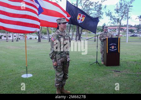 2nd il Lt. Karla Torres partecipa agli ordini in posizione di attenzione durante la sua cerimonia di promozione a Fort Buchanan, 5 aprile 2022. Gli Stati Uniti L'esercito e la Guardia Nazionale dell'esercito di Porto Rico riconobbero le qualità e il potenziale di Torres e la promosse a 1st tenente. Foto Stock