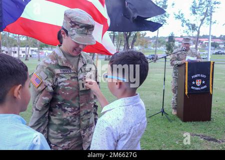 Kedrián André Rivera Torres infila sua madre con il nuovo grado di 1st tenente a Fort Buchanan, 5 aprile 2022. Gli Stati Uniti L'esercito e la Guardia Nazionale dell'esercito di Porto Rico riconobbero le qualità e il potenziale di Torres e la promosse a 1st tenente. Foto Stock