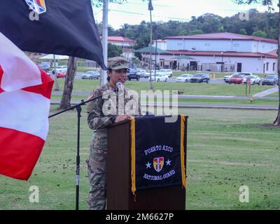 Il Capitano Keyra Peña consegna il suo messaggio alla cerimonia di promozione del 1st Lt. Karla Torres a Fort Buchanan, 5 aprile 2022. Gli Stati Uniti L'esercito e la Guardia Nazionale dell'esercito di Porto Rico riconobbero le qualità e il potenziale di Torres e la promosse a 1st tenente. Foto Stock