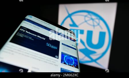 Smartphone con sito Web dell'Unione internazionale delle telecomunicazioni (ITU) sullo schermo davanti al logo. Messa a fuoco in alto a sinistra del display del telefono. Foto Stock