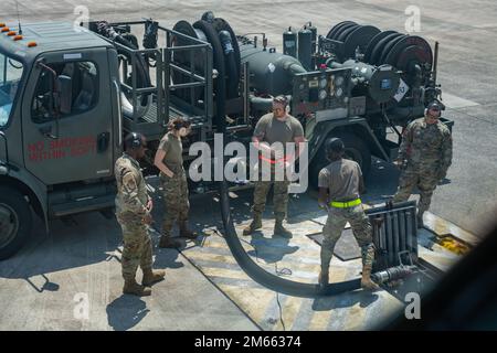 I membri della Logistics Readiness Squadron 18th e della 909th Aircraft Maintenance Unit conducono un rifornimento caldo su un 909th Air Refuelling Squadron KC-135 Stratotanker alla base aerea di Kadena, Giappone, 5 aprile 2022. I membri del 18th LRS gestiscono un camion di rifornimento R-11, mentre 909th membri dell'AMU rifornire in sicurezza gli aerei. Foto Stock