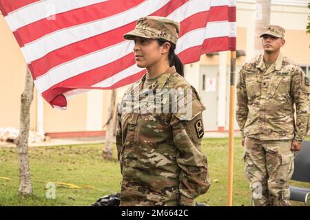 2nd il Lt. Karla Torres partecipa agli ordini in posizione di attenzione durante la sua cerimonia di promozione a Fort Buchanan, 5 aprile 2022. Gli Stati Uniti L'esercito e la Guardia Nazionale dell'esercito di Porto Rico riconobbero le qualità e il potenziale di Torres e la promosse a 1st tenente. Foto Stock