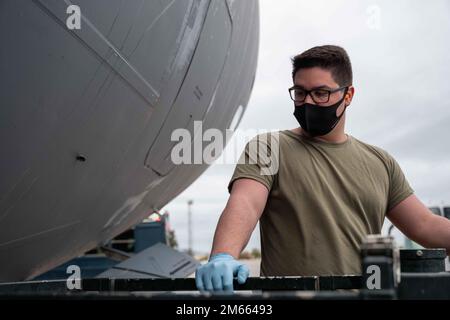 Airman 1st Class Aaron Travers, 728th Air Mobility Squadron Aircraft Services journeyman, osserva come un C-17 Globemaster III è servito alla base aerea di Morón, Spagna, 5 aprile 2022. I militari del 728th AMS sono stati impiegati dalla Incirlik Air base, Turchia, a Morón AB per aumentare le capacità portuali aeree a sostegno del primo Air Mobility Command KC-46 Pegasus Employment Concept Exercise (ECE) e delle operazioni del mondo reale. Anche se non è la prima volta che il KC-46 funziona nell'ambito del 521st AMOW, l'ECE è progettato per migliorare la messa in campo e il supporto operativo del KC-46. Foto Stock