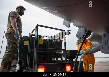 Airman 1st Class Aaron Travers, 728th Air Mobility Squadron Aircraft Services journeyman, assiste Senior Airman Angel Peralta, 496th Air base Squadron Air Transport Function Specialist, in assistenza a C-17 Globemaster III presso la Morón Air base, Spagna, 5 aprile 2022. I militari del 728th AMS sono stati impiegati dalla Incirlik Air base, Turchia, a Morón AB per aumentare le capacità portuali aeree a sostegno del primo Air Mobility Command KC-46 Pegasus Employment Concept Exercise (ECE) e delle operazioni del mondo reale. Anche se non è la prima volta che il KC-46 funziona nell'ambito del 521st AMOW, t Foto Stock