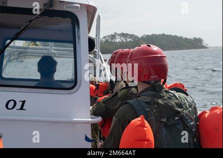 Air Commandos aspetta il loro turno per partecipare al Parachute Water Survival Training guidato da Survival, Evasion, Resistance e Escape specialisti. I comandos dell'aria sono tenuti a partecipare all'addestramento di sopravvivenza dell'acqua del paracadute ogni tre anni. Foto Stock