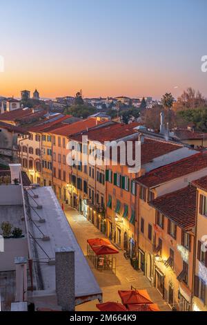 Pisa, Italia su Via Santa Maria all'alba. Foto Stock