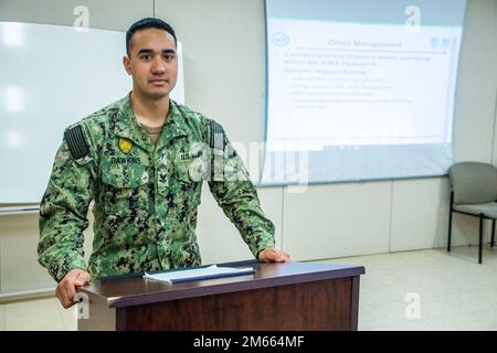 STAZIONE NAVALE ROTA, Spagna (5 aprile 2022) Master-at-Arms 2nd Classe Chase Dawkins, assegnato alla Stazione Navale (NAVSTA) Rota sicurezza, posa per una foto, 5 aprile 2022. Foto Stock