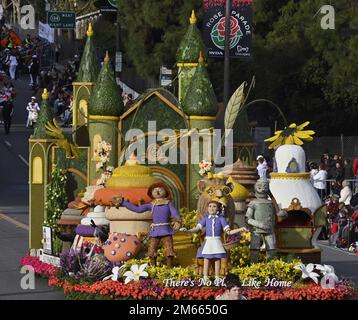 Pasadena, Stati Uniti. 02nd Jan, 2023. Il galleggiante "There's No Place Like Home" della AIDS Healthcare Foundation, vincitore del premio Grand Marshal, si svolge lungo Colorado Boulevard durante la 134th° edizione della Tournament of Roses Parade che si tiene a Pasadena, California, lunedì 2 gennaio 2023. Foto di Jim Ruymen/UPI. Credit: UPI/Alamy Live News Foto Stock