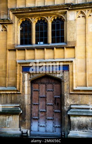 Finestre gotiche e portici ciechi presso la Old Bodleian Library dell'Università di Oxford, Inghilterra. Foto Stock