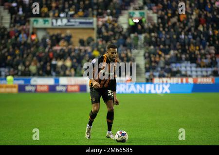 Wigan, Regno Unito. 02nd Jan, 2023. Cyrus Christie #33 di Hull City in possesso durante la partita del campionato Sky Bet Wigan Athletic vs Hull City al DW Stadium, Wigan, Regno Unito, 2nd gennaio 2023 (Foto di Phil Bryan/News Images) a Wigan, Regno Unito il 1/2/2023. (Foto di Phil Bryan/News Images/Sipa USA) Credit: Sipa USA/Alamy Live News Foto Stock