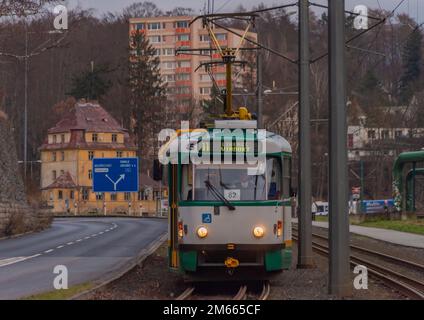 Linea del tram nella città di Liberec in inverno nuvoloso fresco sera Foto Stock