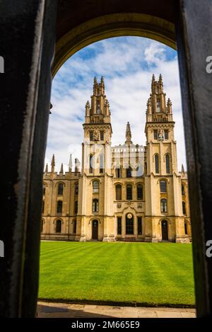 All Souls College cattura le guglie sognanti di Oxford City all'ingresso dell'Università di Oxford, Inghilterra, ed è un'istituzione di ricerca accademica. Foto Stock