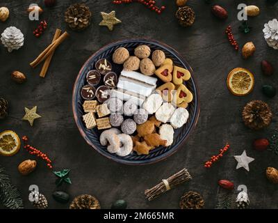 Piatto di vari biscotti tradizionali slovacchi di natale fatti in casa. Scatto dall'alto. Decorazione di Natale. Foto Stock