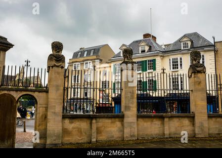 Passa davanti a Emperors e dirigiti verso Broad Street a Oxford, Inghilterra. Foto Stock