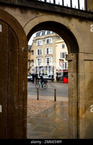 Porta ad arco dallo Sheldonian Theatre al Blackwell's Music Shop in Broad Street a Oxford, Inghilterra. Foto Stock
