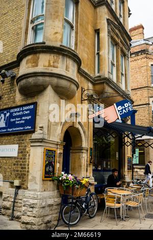 Edificio in pietra con caratteristica torretta e frontone triangolare a Oxford, Inghilterra. Foto Stock