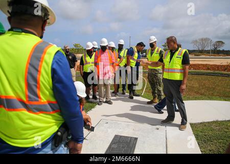 Al Borja, direttore ambientale per il comando dei sistemi di ingegneria delle strutture navali Marianas alla base dei corpi marini Camp Blaz, parla ai dipendenti della Guam Environmental Protection Agency e della Saipan Environmental Protection Agency durante un tour della base dei corpi marini (MCB) Camp Blaz, Guam, 6 aprile 2022. Il personale di MCB Camp Blaz ha portato le agenzie in vari siti sulla base per illustrare come i rifiuti verdi vengono gestiti durante la costruzione della base e per mostrare la varietà di modi in cui il corpo Marino si prende cura dell'ambiente e contribuisce alla protezione e alla conservazione del nat Foto Stock