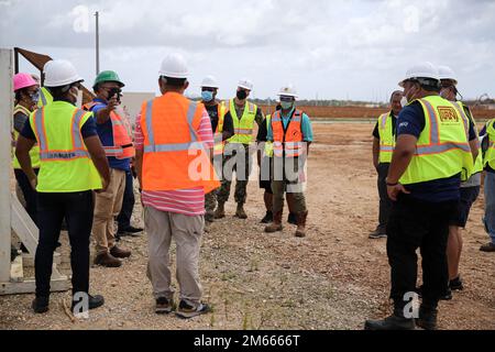 Glenn San Nicolas, il responsabile della divisione rifiuti solidi della Guam Environmental Protection Agency (GEPA), parla ai dipendenti della GAPA, della Saipan Environmental Protection Agency e del Naval Facilities Engineering Systems Command Marianas, durante un tour tenuto dalla Marine Corps base (MCB) Camp Blaz, Guam, 6 aprile 2022. Il personale di MCB Camp Blaz ha portato le agenzie in vari siti sulla base per illustrare come i rifiuti verdi vengono gestiti durante la costruzione della base e per mostrare la varietà di modi in cui il corpo Marino si prende cura dell'ambiente e contribuisce alla protezione e alla conservazione del natu Foto Stock