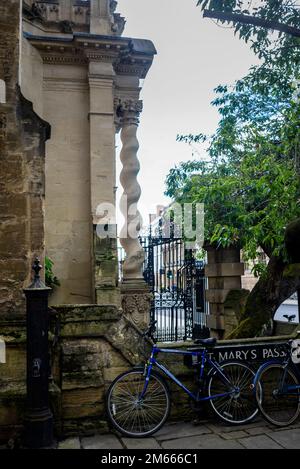 Colonna ritorta e St. Mary's Passage a Oxford, Inghilterra. Foto Stock