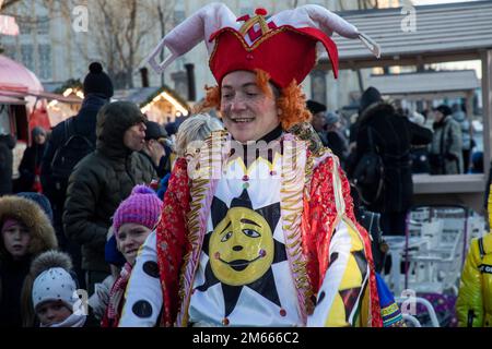 Mosca, Russia. 6th gennaio 2023. Un artista in costume da buffone multicolore durante gli eventi festosi alla fiera di Capodanno a VDNH a Mosca, Russia Foto Stock