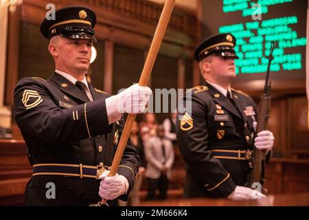 Membri della squadra di onore della Guardia Nazionale dell'esercito dell'Illinois, Sgt. 1st Classe James Yeakey e del personale Sgt. Trevor Cordery, presentano le armi durante il servizio commemorativo della Camera dei rappresentanti dell'Illinois. Rich Neely, l'Adjutante Generale della Guardia Nazionale dell'Illinois, ha partecipato ad una cerimonia di posa della corona presso l'edificio del Campidoglio di Springfield, nell'aprile 6. Lo scopo della cerimonia era rendere omaggio ai membri del servizio dell'Illinois che hanno compiuto il sacrificio finale. Foto Stock