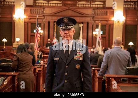 Rich Neely, l'Adjutante Generale della Guardia Nazionale dell'Illinois esce dalla Camera dei rappresentanti dell'Illinois a Springfield il 6 aprile dopo aver prestato una corona in ricordo dei membri del servizio dell'Illinois che hanno compiuto il sacrificio finale. Foto Stock