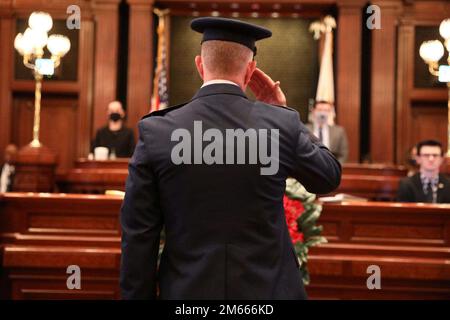 Rich Neely, l'Adjutant General della Guardia Nazionale dell'Illinois saluta una corona alla Camera dei rappresentanti dell'Illinois a Springfield aprile 6. La cerimonia di deposizione della corona è stata in ricordo dei membri del servizio dell'Illinois che hanno fatto l'ultimo sacrificio. Foto Stock