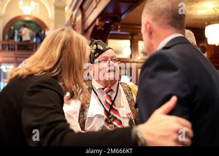 Il maggiore generale Rich Neely, l'aiutante generale della Guardia Nazionale dell'Illinois, parla con il veterano coreano Willard L. Fruits di Aurora, Illinois, alla camera dei rappresentanti dell'Illinois a Springfield il 6 aprile. Fruits si arruolò nell'esercito nel 1951, all'età di 19 anni. La sua scelta avrebbe continuato una tradizione familiare iniziata da suo padre nella prima guerra mondiale e da tre fratelli nella seconda guerra mondiale. Camera dei rappresentanti, Guerra di Corea, Veterani, democratici, repubblicani, Foto Stock