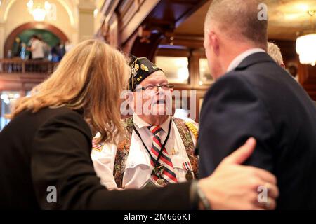 Rich Neely, l'Adjutant Generale della Guardia Nazionale dell'Illinois parla al veterano coreano, Willard L. Fruits of Aurora, il, alla Camera dei rappresentanti dell'Illinois a Springfield, aprile 6. Frutti arruolato nell'esercito nel 1951, all'età di 19 anni. La sua scelta continuerebbe una tradizione familiare iniziata dal padre nella prima guerra mondiale e da tre fratelli nella seconda guerra mondiale. Foto Stock