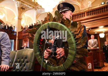 Rich Neely, l'Adjutante Generale della Guardia Nazionale dell'Illinois, appende una corona alla Camera dei rappresentanti dell'Illinois a Springfield, aprile 6. La cerimonia di deposizione della corona è stata in ricordo dei membri del servizio dell'Illinois che hanno fatto l'ultimo sacrificio. Foto Stock