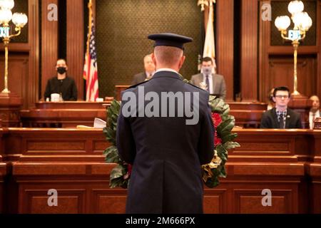 Rich Neely, l'Adjutante Generale della Guardia Nazionale dell'Illinois, appende una corona alla Camera dei rappresentanti dell'Illinois a Springfield, aprile 6. La cerimonia di deposizione della corona è stata in ricordo dei membri del servizio dell'Illinois che hanno fatto l'ultimo sacrificio. Foto Stock