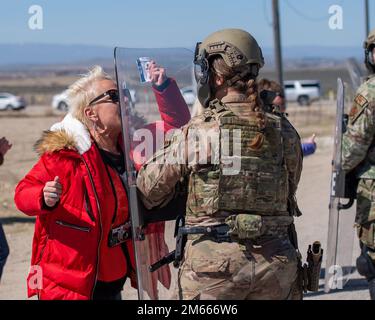 I militari con lo Squadrone delle forze di sicurezza del 124th gestiscono una folla arrabbiata durante una protesta simulata all'Idaho state Correctional Institution, 06 aprile 2022, Kuna, Idaho. Gli Airmen partecipanti facevano parte della forza di reazione rapida dell'Idaho, che può essere utilizzata dal governatore per rispondere rapidamente alle situazioni in via di sviluppo. Foto Stock