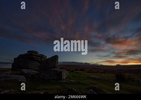 Dartmoor, Devon, Regno Unito. 02 gennaio 2023. Tramonto su Combestone Tor, Dartmoor National Park, Devon. Credit: Will Tudor/Alamy Live News Foto Stock