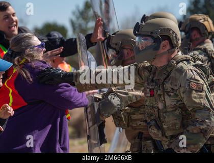 I militari con lo Squadrone delle forze di sicurezza del 124th gestiscono una folla arrabbiata durante una protesta simulata all'Idaho state Correctional Institution, 06 aprile 2022, Kuna, Idaho. Gli Airmen partecipanti facevano parte della forza di reazione rapida dell'Idaho, che può essere utilizzata dal governatore per rispondere rapidamente alle situazioni in via di sviluppo. Foto Stock