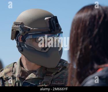 I militari con lo Squadrone delle forze di sicurezza del 124th gestiscono una folla arrabbiata durante una protesta simulata all'Idaho state Correctional Institution, 06 aprile 2022, Kuna, Idaho. Gli Airmen partecipanti facevano parte della forza di reazione rapida dell'Idaho, che può essere utilizzata dal governatore per rispondere rapidamente alle situazioni in via di sviluppo. Foto Stock