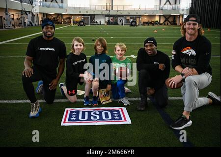 Andrew Beck, un Denver Broncos Tight End, Demetric Felton, Jr. A Cleveland Browns Running Back e Kenny Moore II, un Indianapolis Colts Cornerback, partecipa a una clinica della National Football League presso la base aeronautica di Eielson, Alaska, 6 aprile 2022. L'evento organizzato dall'USO ha incluso un po' di tempo per le famiglie Airmen ed Eielson per fare pratica, scattare foto e ottenere autografi dai giocatori della NFL. Foto Stock