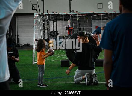 Andrew Beck, un Denver Broncos Tight End, partecipa a una clinica della National Football League presso la Eielson Air Force base, Alaska, 6 aprile 2022. L'evento organizzato dall'USO ha incluso un po' di tempo per le famiglie Airmen ed Eielson per fare pratica, scattare foto e ottenere autografi dai giocatori della NFL. Foto Stock