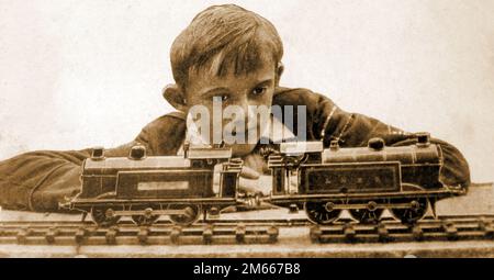 Un'illustrazione del 1930 di uno scolaro con il suo modello di motori ferroviari , quello a sinistra alimentato da un orologio e quello a sinistra da piccole capsule di vapore. Foto Stock