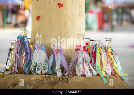 Particolare di decorazione popolare su bottiglie di vino, Rakvice, Moravia Meridionale, Repubblica Ceca Foto Stock