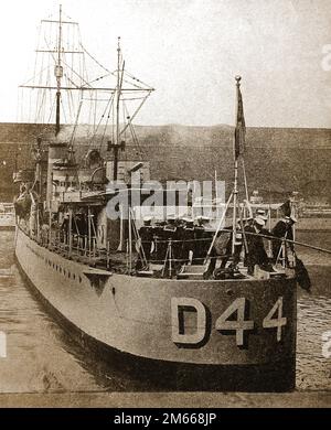 Nave navale britannica D44 (HMS VALHALLA) con giacche blu (marinai) che assistono nelle procedure di attracco. Fu leader dello squadrone di classe V dell'Ammiragliato della Royal Navy durante la prima guerra mondiale ---- costruito da Cammell Laird e dalla Società, Birkenhead -- Keel Laid Agosto 8th 1916 -- lanciato il 22nd Maggio 1917 - in servizio il 31st Luglio 1917 ------ Venduto per rottami 17th dicembre 1931 Foto Stock