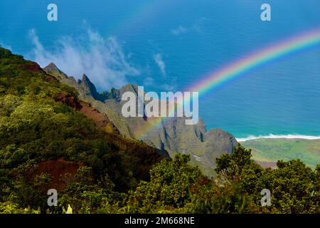 Arcobaleno sulla costa di Napali a Kauai Foto Stock