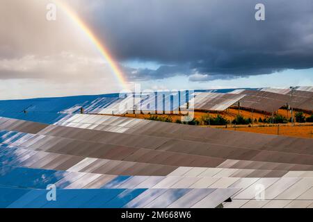 Pannelli in silicone di batterie solari contro il cielo nuvoloso nel mezzo della giornata. Foto Stock