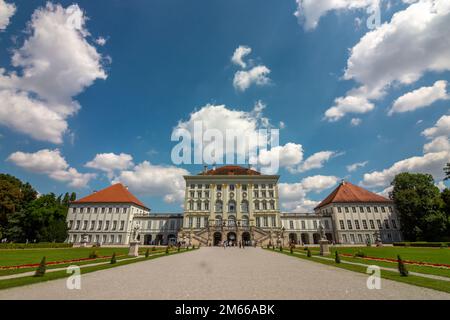 Vista panoramica sul Palazzo di Nymphenburg in una giornata di sole a Monaco, in Germania Foto Stock