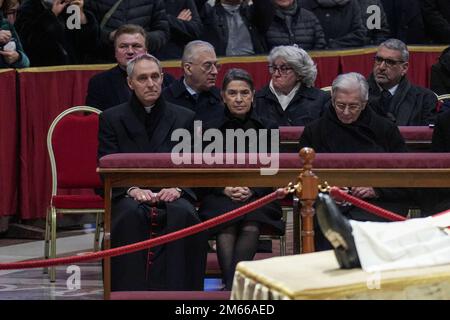 Vaticano, Vaticano. 02nd Jan, 2023. Georg Gänswein prega davanti al corpo di Papa emerito Benedetto XVI a S. Basilica di Pietro. Il Vaticano ha annunciato che Papa Benedetto morì il 31 dicembre 2022, all'età di 95 anni, e che i suoi funerali si terranno il 5 gennaio 2023. (Foto di Stefano Costantino/SOPA Images/Sipa USA) Credit: Sipa USA/Alamy Live News Foto Stock