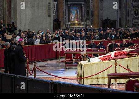 Vaticano, Vaticano. 02nd Jan, 2023. Georg Gänswein prega davanti al corpo di Papa emerito Benedetto XVI a S. Basilica di Pietro. Il Vaticano ha annunciato che Papa Benedetto morì il 31 dicembre 2022, all'età di 95 anni, e che i suoi funerali si terranno il 5 gennaio 2023. (Foto di Stefano Costantino/SOPA Images/Sipa USA) Credit: Sipa USA/Alamy Live News Foto Stock